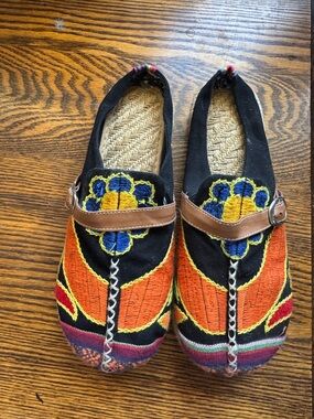 Handcrafted Black Embroidered Clogs - Multicolor Floral Detail